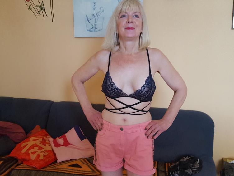 Ich bin Devot und immer Geil du muss mir aber schon sagen wo es lang geht aber ich kann auch fordern überzeuge dich und komm zu mir ich mache fast alles vor der Cam.